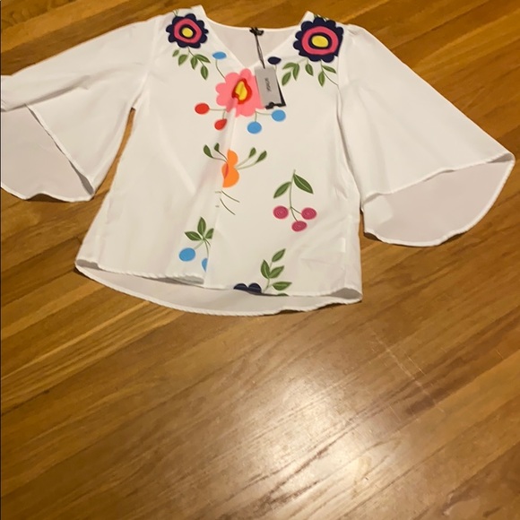 Gorgeous Vonda sheer floral bell sleeve blouse NWT - Picture 2 of 2